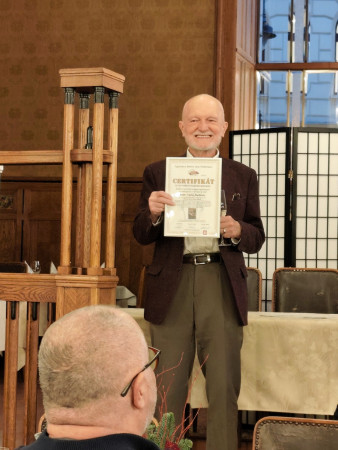 Certifikát stvrzující rekordní účast 117 přispěvatelů autorských článků 